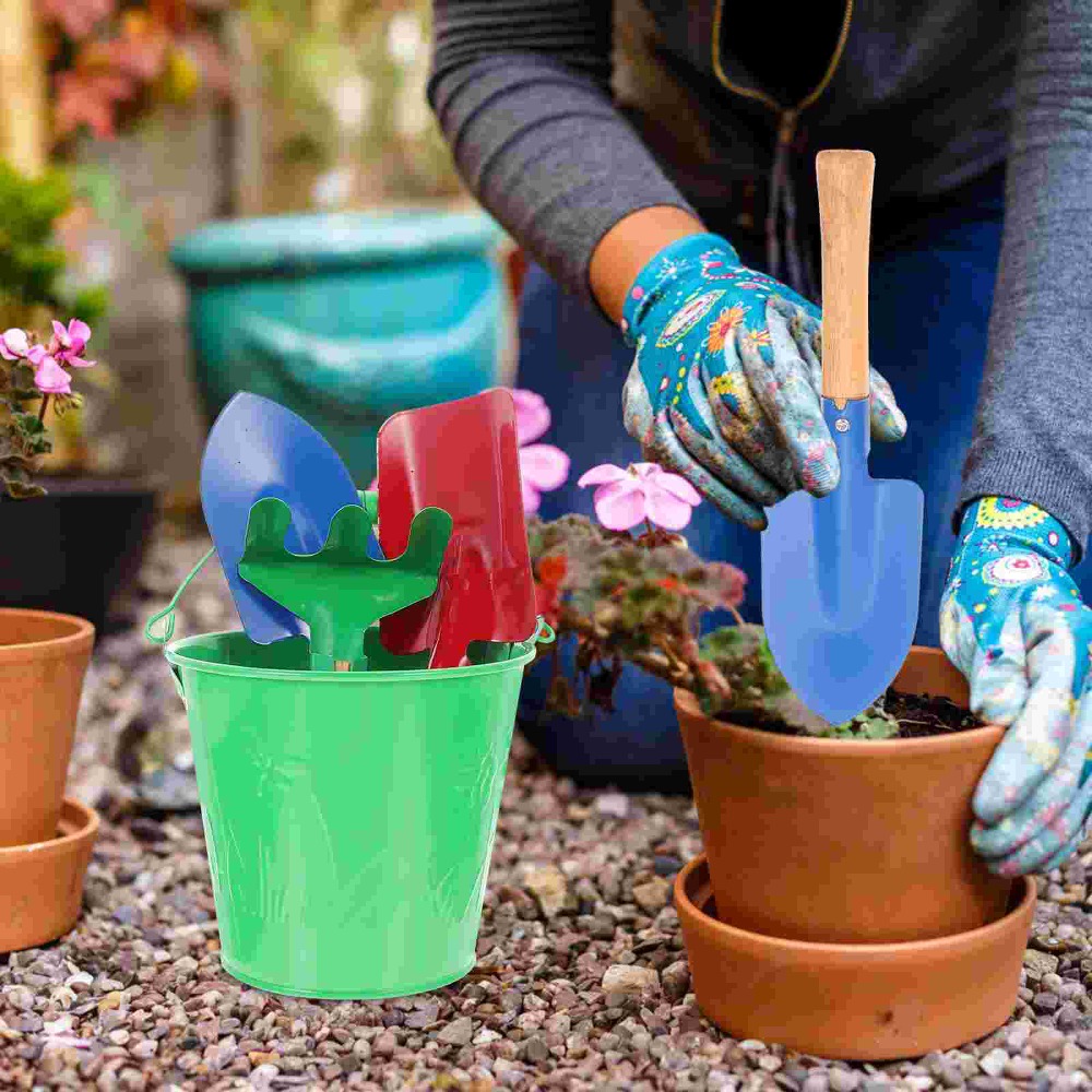 Spade Digging Fork - Zandgraven met een schep met houten